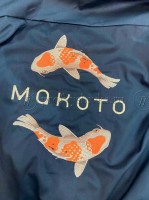 Большая вышивка рыб на рубашках