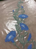 Художественная вышивка цветов на сетке