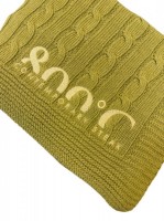 Вышивка на вязаном пледе