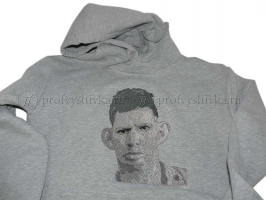 Вышивка портрета на толстовке на заказ