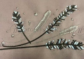 Машинная вышивка веточек на бежевом фоне