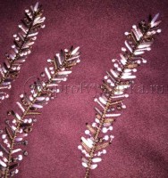 Вышивка веточек на бордовом цвете