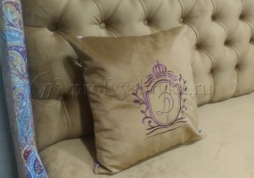 Подушка с вышивкой на 8 Марта