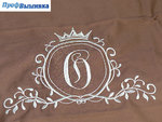 Вышивка буквы с вензелями на крое