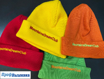 Вышивка на ярких шапках