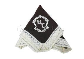 Вышивка монограммы на салфетках