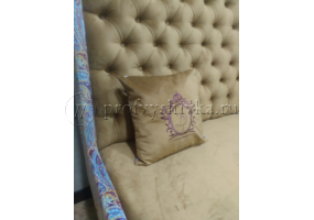 Индивидуальная вышивка на подушке