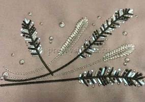 Машинная вышивка веточек на бежевом фоне