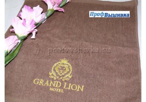 Вышивка золотыми нитями на полотенце