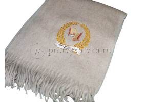 Вышивка школьной эмблемы на пледе
