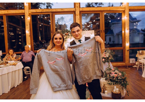 Индивидуальная вышивка на толстовке